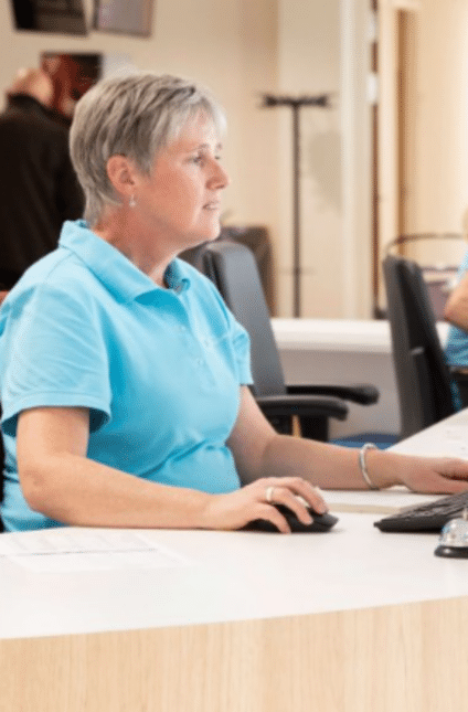 vrouw kijkt naar computer