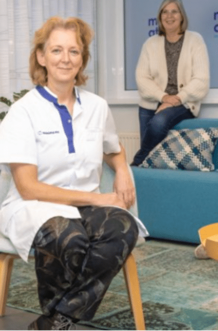 vrouw die op een stoel zit