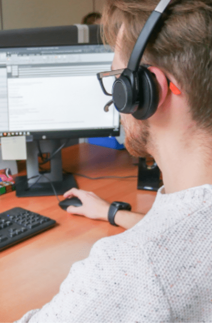 man die kijkt naar zijn computer
