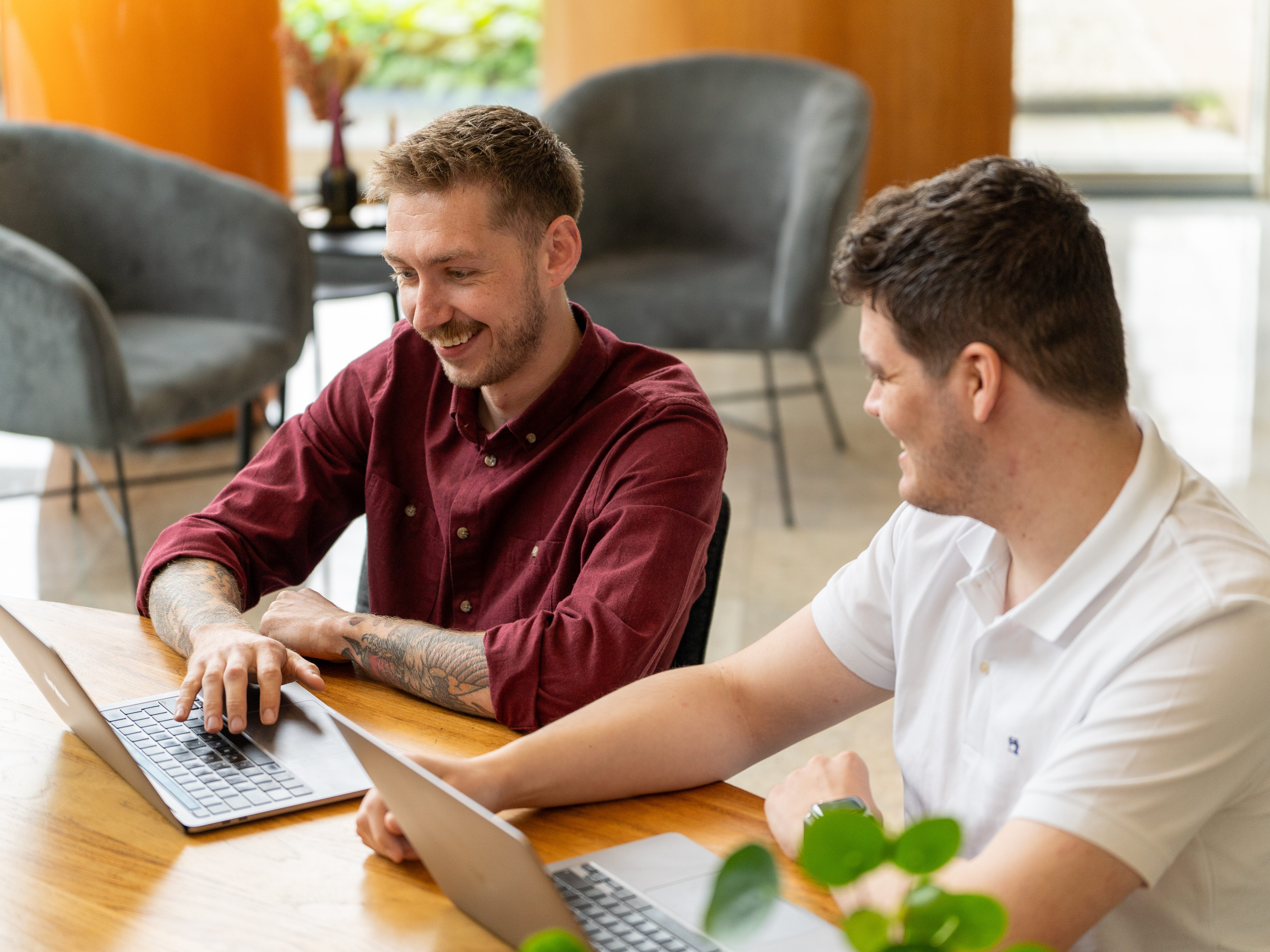 Twee Comaxx medewerkers werken aan een webshop.